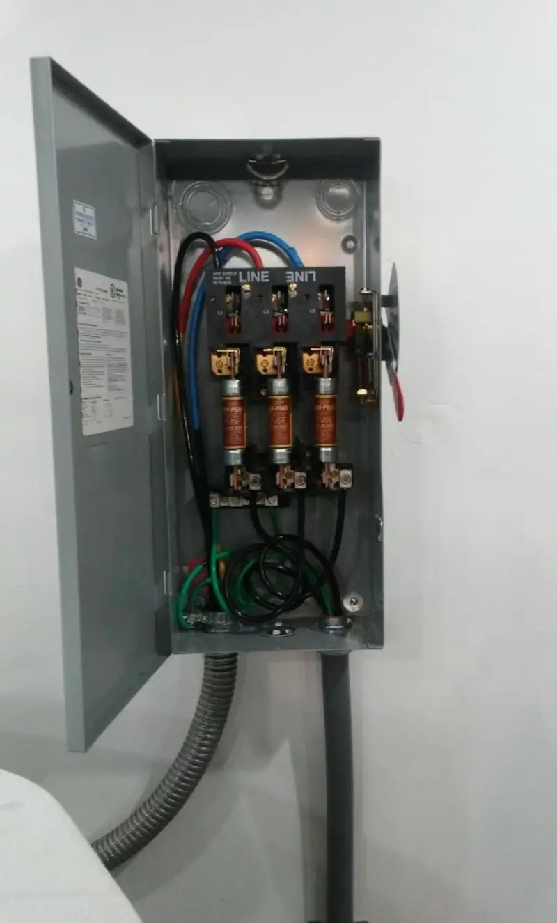 Three-phase disconnect switch installed for Smoke Detector Installation in Hardin